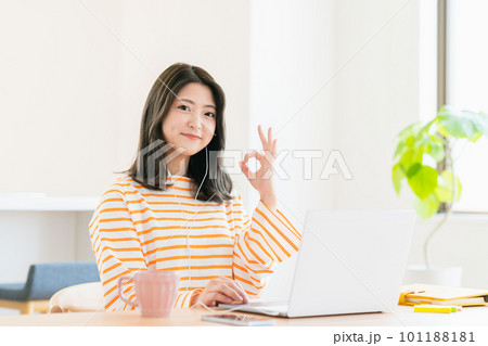 リビングでWEB会議する若い女性 リビングでWEB会議する若い女性 101188181