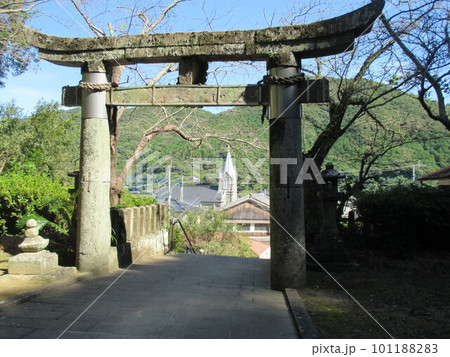 世界文化遺産、熊本県天草市河浦町﨑津集落の﨑津諏訪神社から眺めた鳥居と崎津教会の変わった取り合わせ 101188283