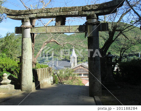 世界文化遺産、熊本県天草市河浦町﨑津集落の﨑津諏訪神社から眺めた鳥居と崎津教会の変わった取り合わせ 101188284