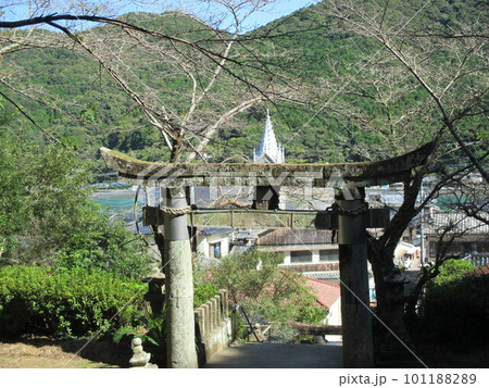 世界文化遺産、熊本県天草市河浦町﨑津集落の﨑津諏訪神社から眺めた鳥居と崎津教会の変わった取り合わせ 101188289