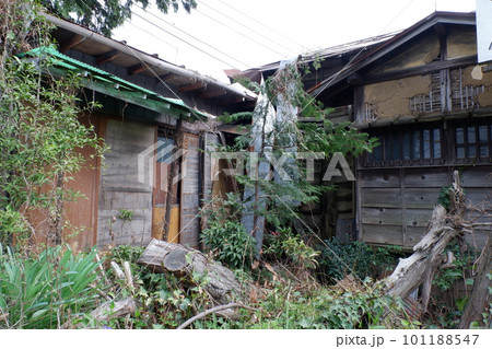 朽ちた廃屋 101188547