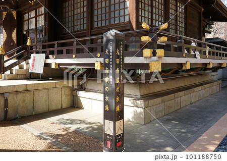 大田南畝の水鉢への案内板 十二社熊野神社(新宿区西新宿) 大田南畝の水鉢への案内板 十二社熊野神社(新宿区西新宿) 101188750