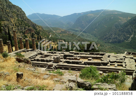 ギリシャの山あいに建つデルフィ遺跡 ギリシャの山あいに建つデルフィ遺跡 101188858