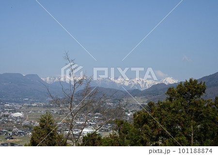 沼田城趾公園から見る谷川連峰 101188874