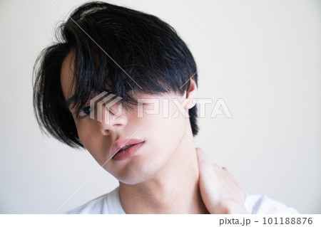 ポーズをとる若い男性　ポージング　首　サロンモデル　センターパート　見つめる　韓国人　ヘッドスパ 101188876