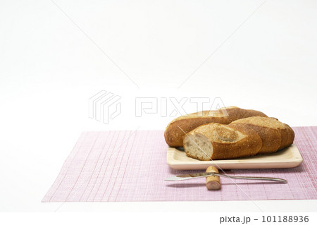 おいしそうなフランスパン 101188936