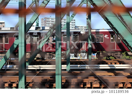 阪急電車と線路 101189536