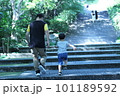 手を繋ぐ親子 101189592