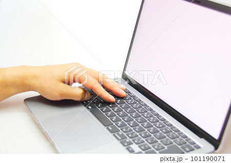 ノートパソコンで作業をする男性の手 ノートパソコンで作業をする男性の手 101190071