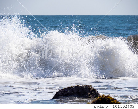 打ち寄せる波。 101192405