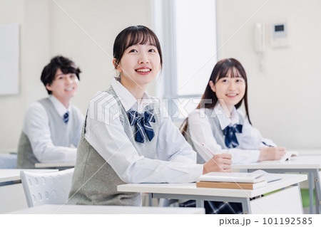 教室で楽しく授業を受ける高校生 教室で楽しく授業を受ける高校生 101192585