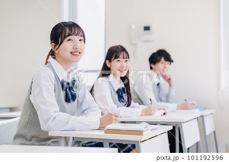 教室で楽しく授業を受ける高校生 101192596