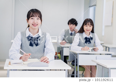 教室で楽しく授業を受ける高校生 教室で楽しく授業を受ける高校生 101192611
