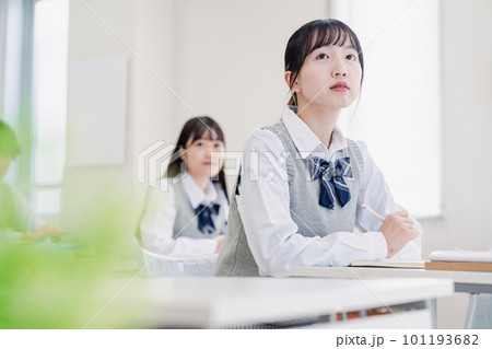 教室で真剣に授業を受ける高校生 教室で真剣に授業を受ける高校生 101193682