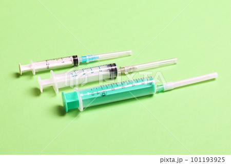 Top view of syringes in a row for medical injection on colorful background with copy space. Health and vaccination concept Top view of syringes in a row for medical injection on colorful background with copy space. Health and vaccination concept 101193925