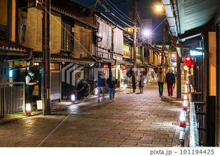京都　夜の祇園 101194425