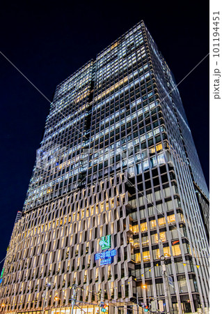 夜にライトアップされた阪神百貨店 101194451