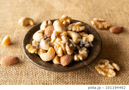 皿に盛られたミックスナッツ 皿に盛られたミックスナッツ 101194462