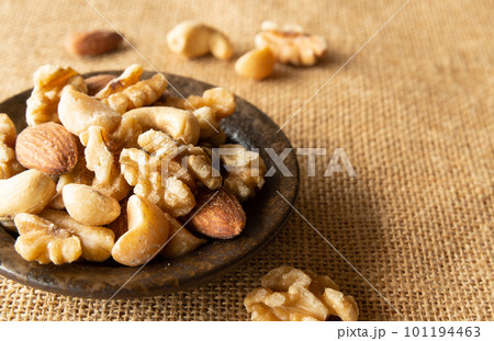 皿に盛られたミックスナッツ 101194463