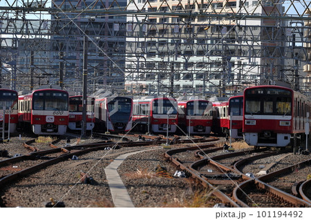 車庫に並ぶ京急電車 101194492