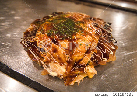鉄板で焼いたお好み焼き 101194536