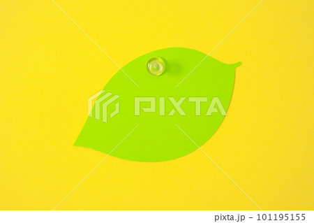 カラフルな背景とメッセージカード　メモ 101195155