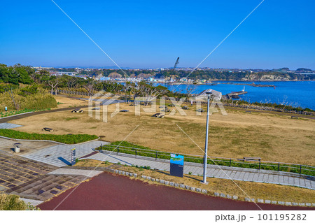 神奈川県三浦市の城ヶ島公園第2展望台から北側の眺望 101195282