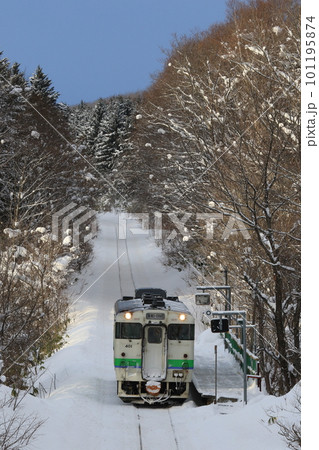 廃線直前の札沼線　雪の中を疾走するキハ40　豊ヶ岡駅 101195874