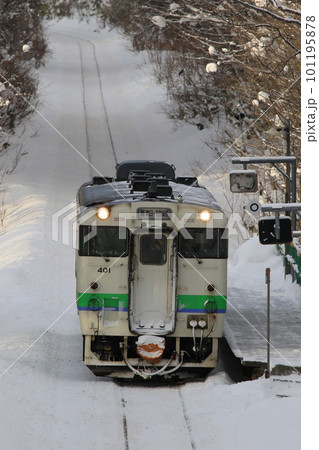 廃線直前の札沼線　雪の中を疾走するキハ40　豊ヶ岡駅 101195878