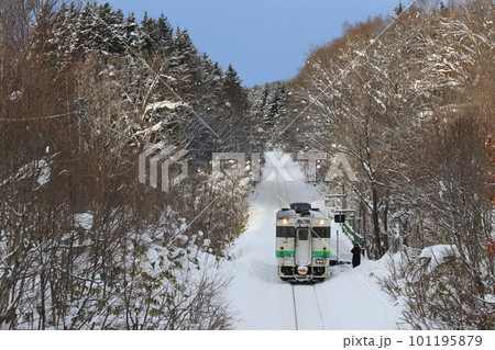 廃線直前の札沼線　雪の中を疾走するキハ40　豊ヶ岡駅 101195879