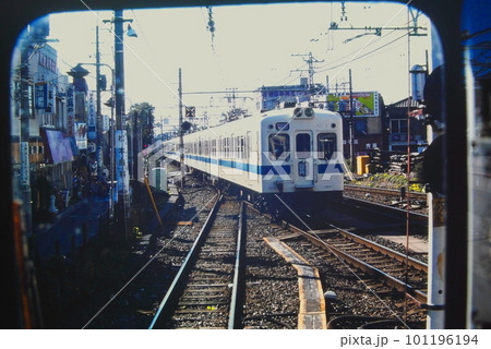 経堂で通過待ち中の5200形車内から、2400形急行・箱根湯本+江ノ島行、1980年10月26日 101196194
