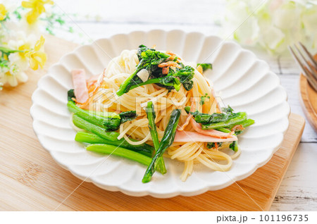 菜の花とハムと桜えびのパスタ 101196735