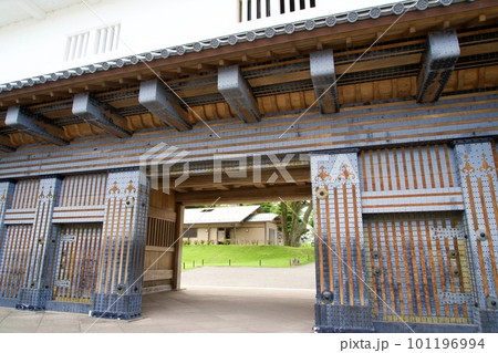 金沢城の重厚な門 101196994