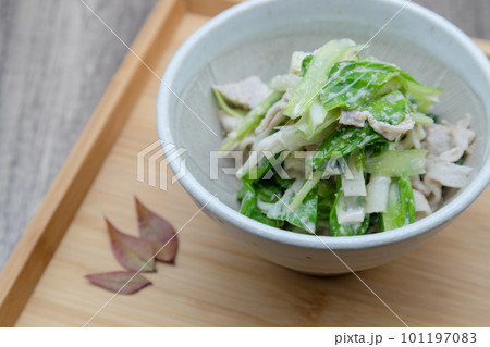 うるいと豚肉の胡麻和え すり鉢に盛り付けた和食 うるいと豚肉の胡麻和え すり鉢に盛り付けた和食 101197083