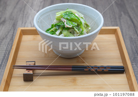 うるいと豚肉の胡麻和え　すり鉢に盛り付けた和食 101197088