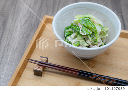 うるいと豚肉の胡麻和え　すり鉢に盛り付けた和食 101197089