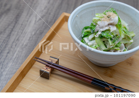 うるいと豚肉の胡麻和え　すり鉢に盛り付けた和食 101197090