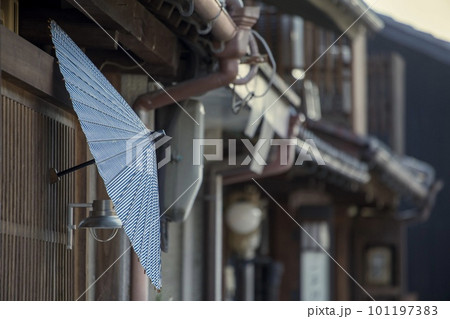 岐阜市、川原町のレトロな町並みと岐阜和傘 101197383