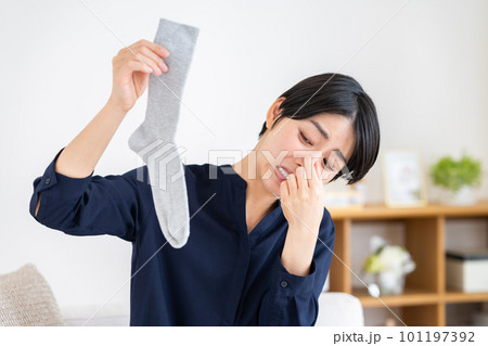 靴下が臭い若い女性 靴下が臭い若い女性 101197392