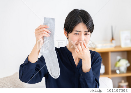 靴下が臭い若い女性 靴下が臭い若い女性 101197398