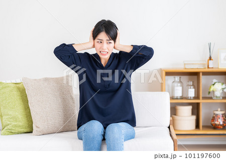 音に悩む若い女性 音に悩む若い女性 101197600