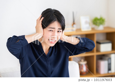 音に悩む若い女性 101197603