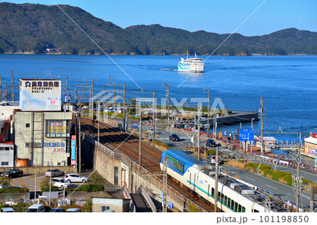 《三重県》鳥羽市城山公園から見た行き交う近鉄電車と鳥羽市街鳥羽港の風景 101198850