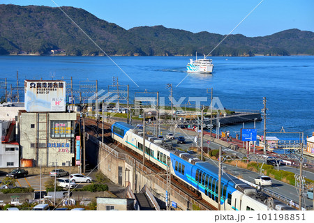 《三重県》鳥羽市城山公園から見た行き交う近鉄電車と鳥羽市街鳥羽港の風景 101198851