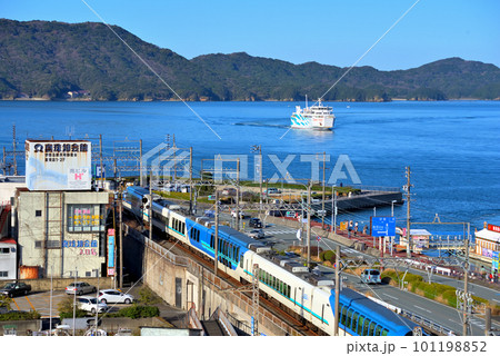 《三重県》鳥羽市城山公園から見た行き交う近鉄電車と鳥羽市街鳥羽港の風景 101198852
