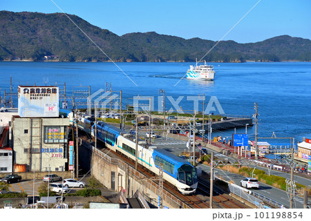 《三重県》鳥羽市城山公園から見た行き交う近鉄電車と鳥羽市街鳥羽港の風景 101198854