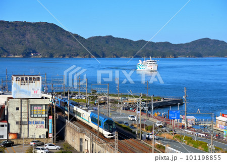 《三重県》鳥羽市城山公園から見た行き交う近鉄電車と鳥羽市街鳥羽港の風景 101198855