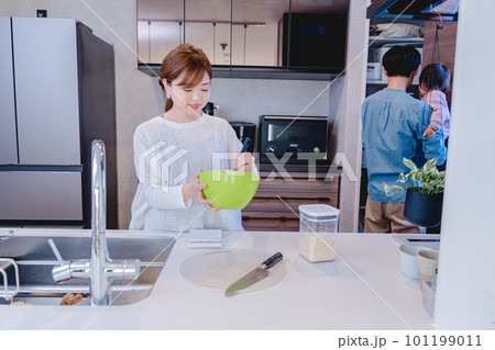 キッチンで料理する若い家族 キッチンで料理する若い家族 101199011