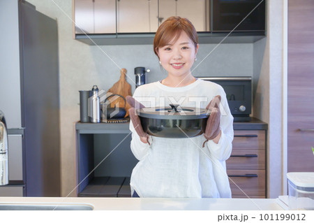料理を作る女性 101199012