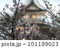 桜に包まれる春のお城 101199023